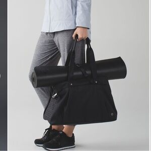 Lululemon Om The Day Bag Black Reflective Large Duffle Yoga Mat Gym Travel